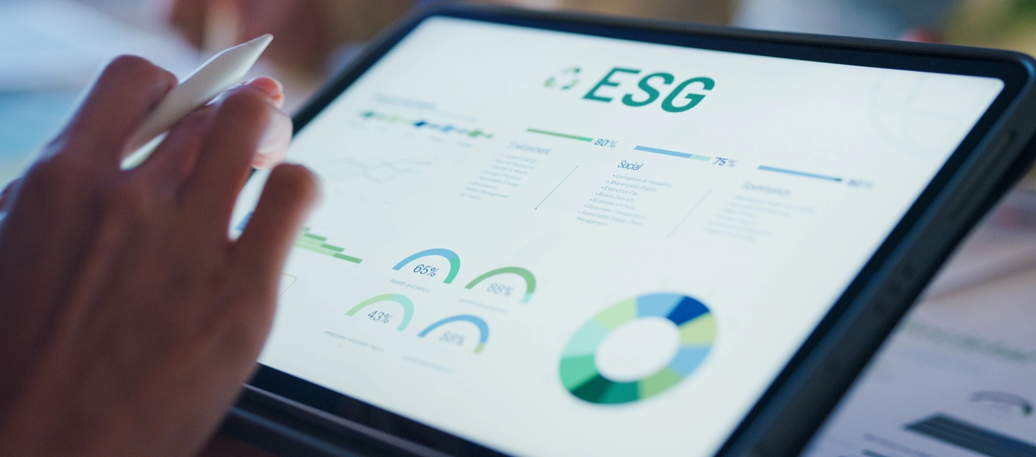 Eine Person hält einen digitalen Stift und navigiert auf einem Tablet, das ESG-Daten (Environment, Social, Governance) anzeigt. Die Darstellung umfasst Diagramme, Statistiken und farbige Kreise, die verschiedene Kennzahlen und -Kategorien aus dem Nachhaltigkeitsbereich visualisieren. Das Bild vermittelt die Chance der Nachverfolgung einer ökonomischen, ökologischen und sozialen Unternehmensverantwortung mithilfe von digitalen Technologien.